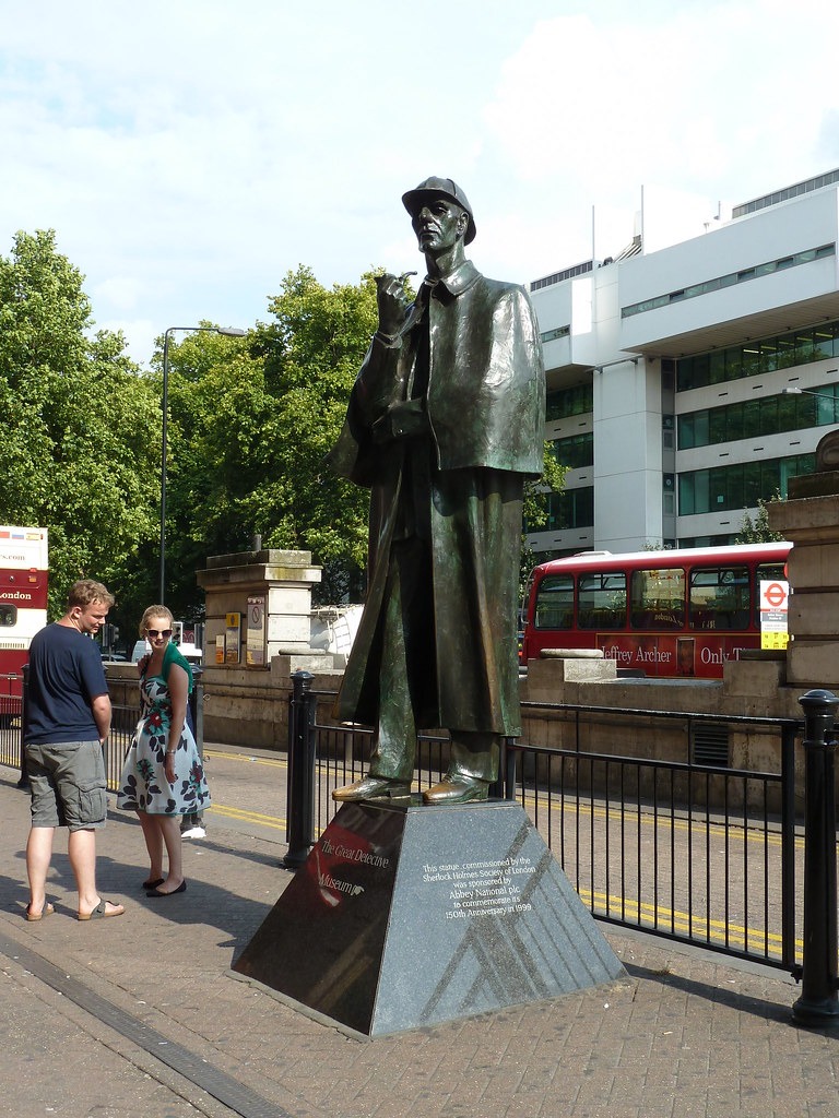 Sherlock Holmes statue At Baker Street