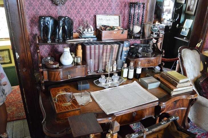 Holmes's desk