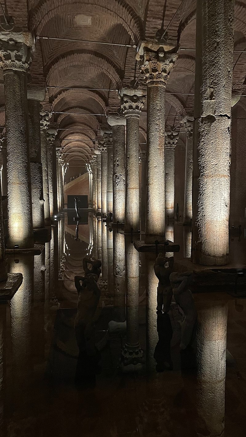 Vista showing the reused Roman columns and capitals in the Basilica Cistern