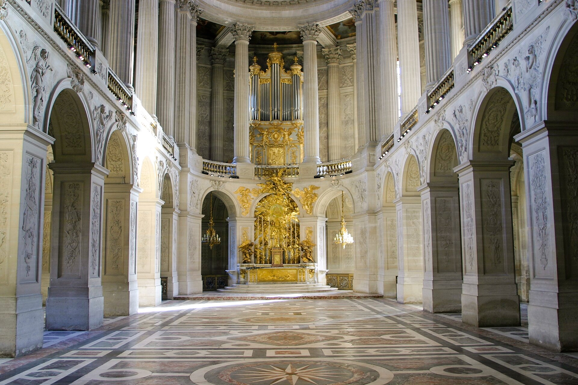 Altar of the chapel of Versailles