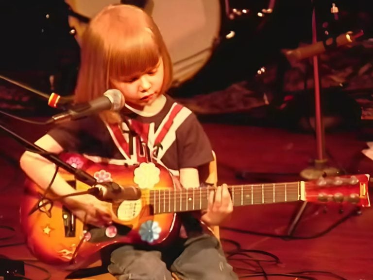 5-Year-Old Guitarist Captivates With Sweet Cover Of “Folsom Prison Blues” By Johnny Cash