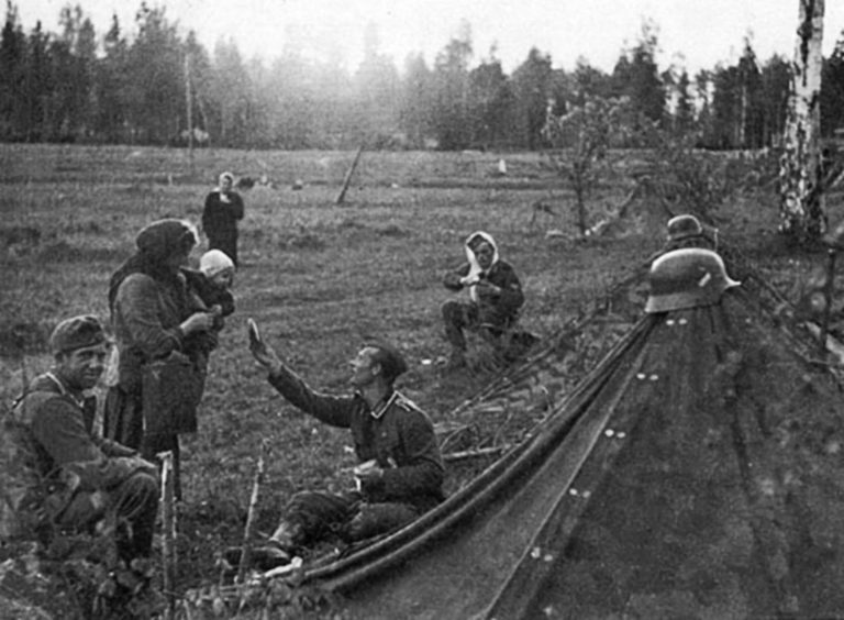 Heartbreaking Story Behind The Photo Of A German Soldier Sharing His Rations With A Russian Mother, 1941