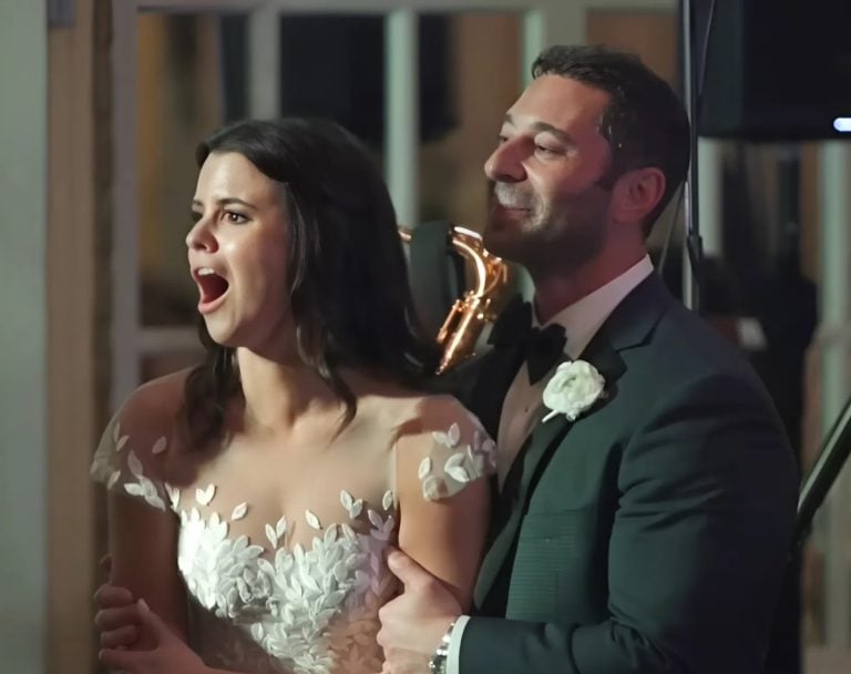 A Mom Surprised Her Daughter At The Wedding With A Flash Mob Singing “One Day More”