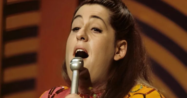 Mama Cass Stuns The World With Her 1969 Rendition Of “Make Your Own Kind Of Music”