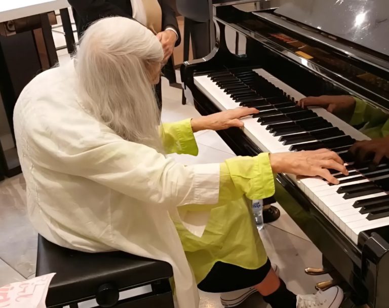 Shoppers Spellbound As Street Pianist Natalie Trayling Performs At David Jones