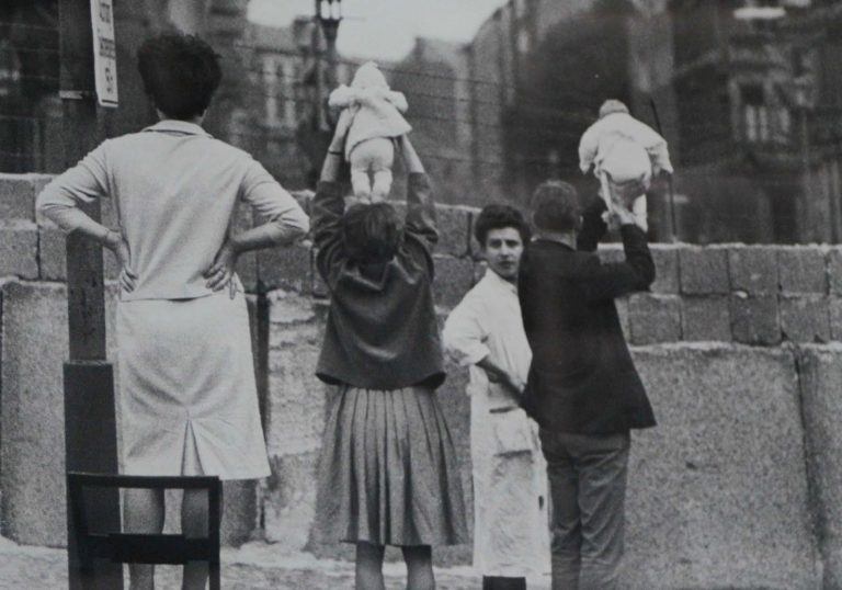 Heartbreaking Story Behind The 1961 Photo Of West Berliners Showing Their Children To Grandparents Across The Wall