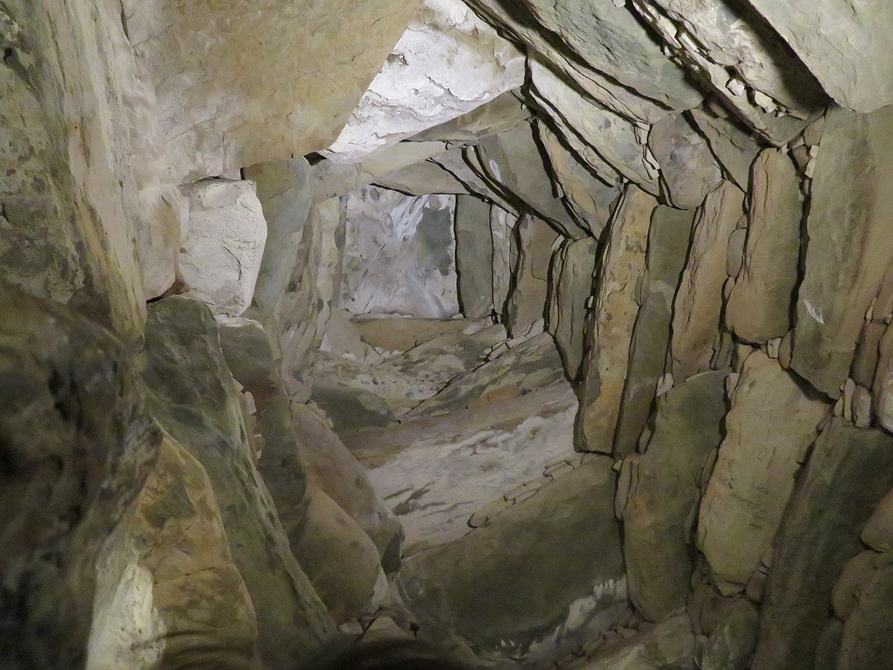 Looking up to the corbelled ceiling of end-chamber