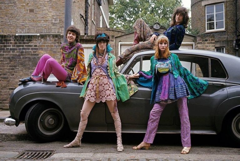 20+ Vibrant Color Photos Showcasing The Psychedelic Hippie Fashion Of 1960s London