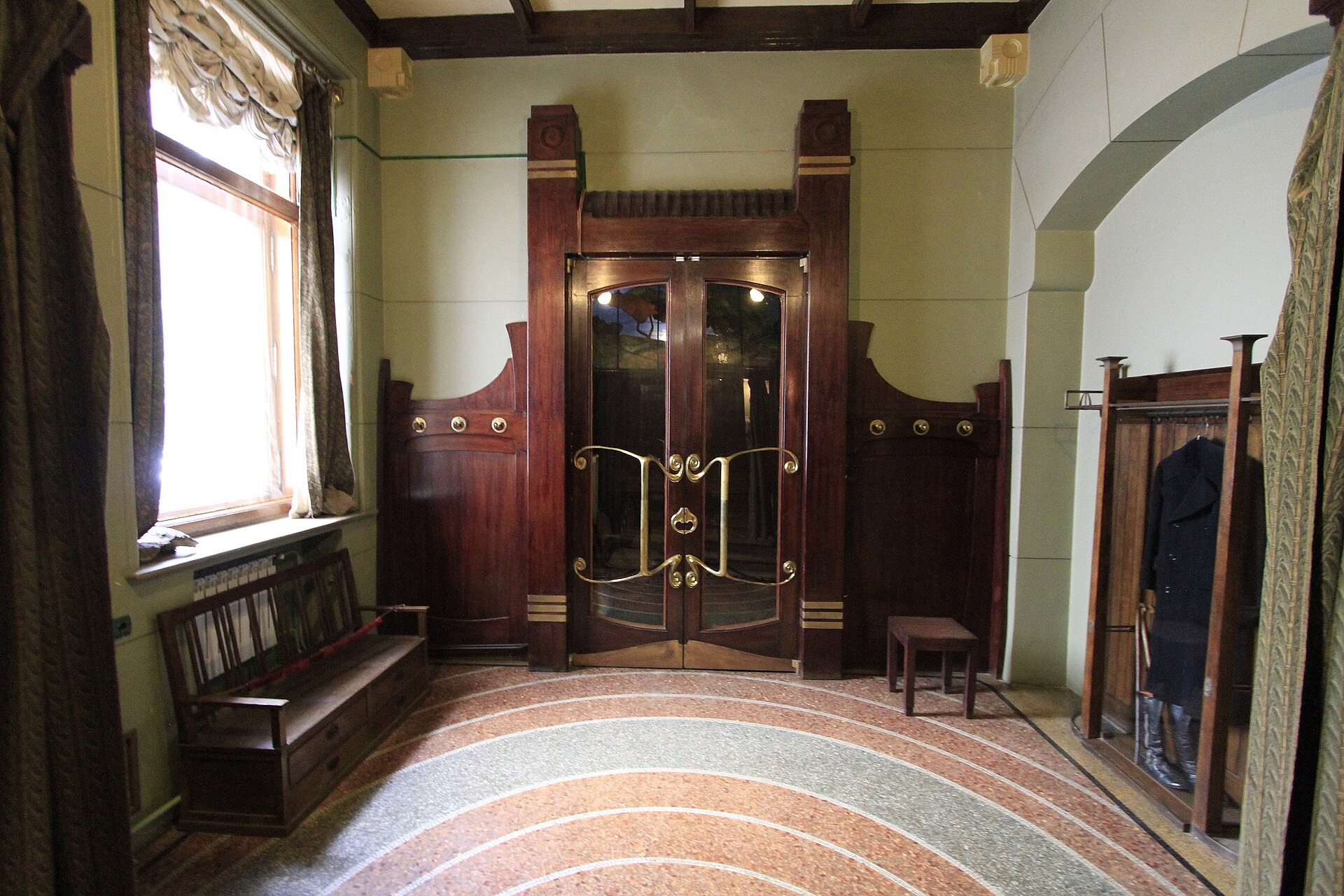 The entrance hall with wave pattern ceramic floor