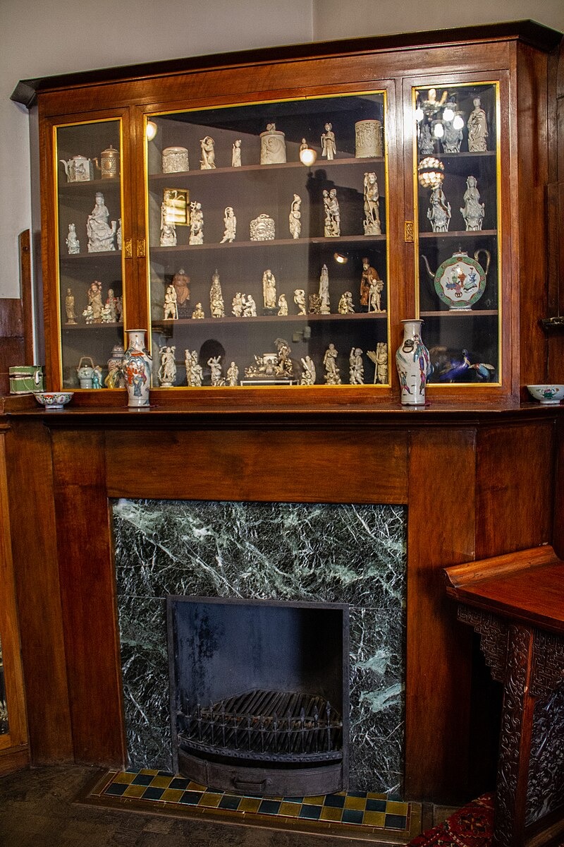 Displays of art objects in the cabinet, dating from 1930s