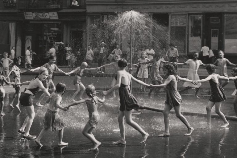 Exploring Post-WWII Life In New York Through Captivating Street Photos