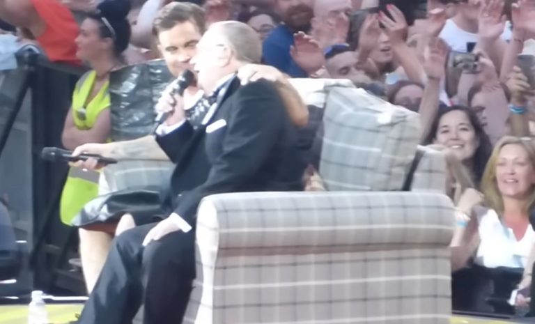 Robbie Williams Teams Up With Dad For Unforgettable “Sweet Caroline” Rendition