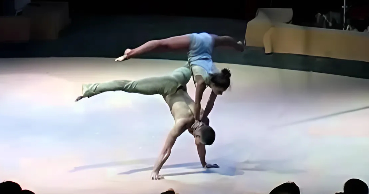 Two Dancers Freeze On Stage But Their Next Move Left The Crowd Breathless