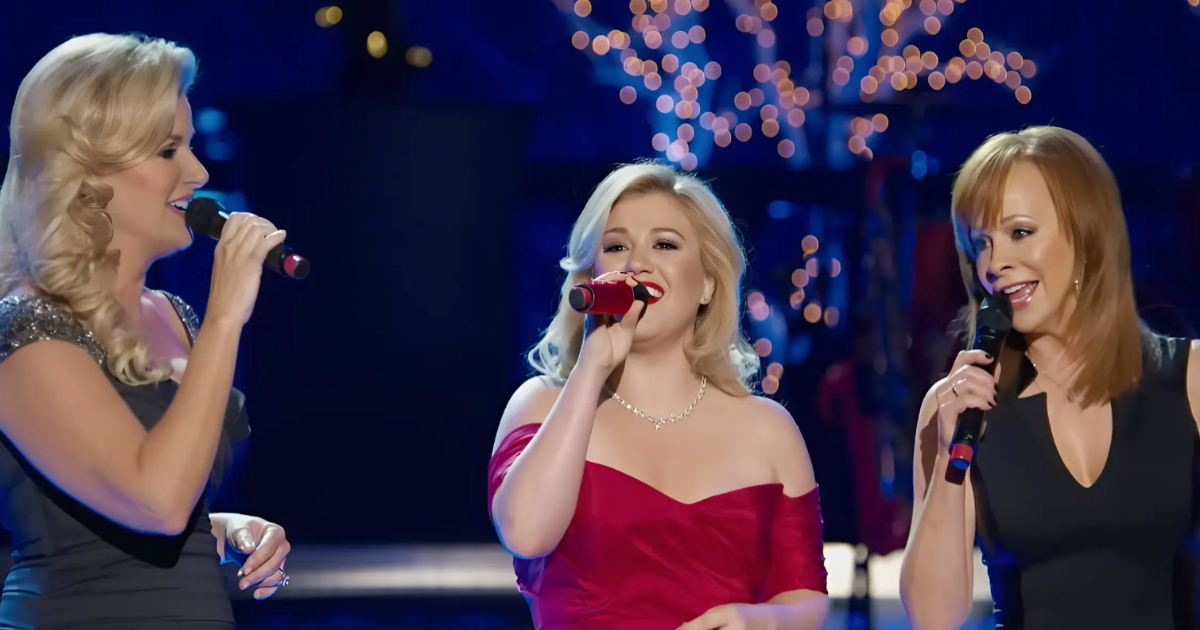 Kelly Clarkson, Reba McEntire, And Trisha Yearwood Deliver Spine-Tingling “Silent Night” Performance