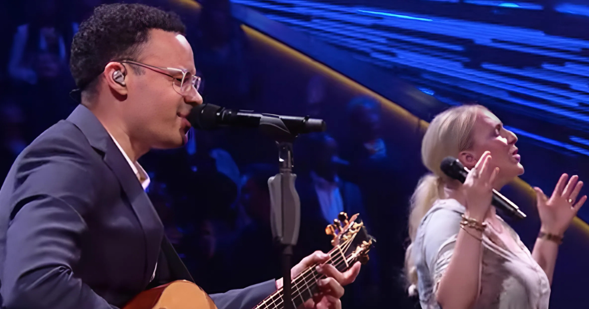 Tauren Wells And His Wife, Lorna, Deliver Emotional Duet Of ‘this Is A Move’ On Stage