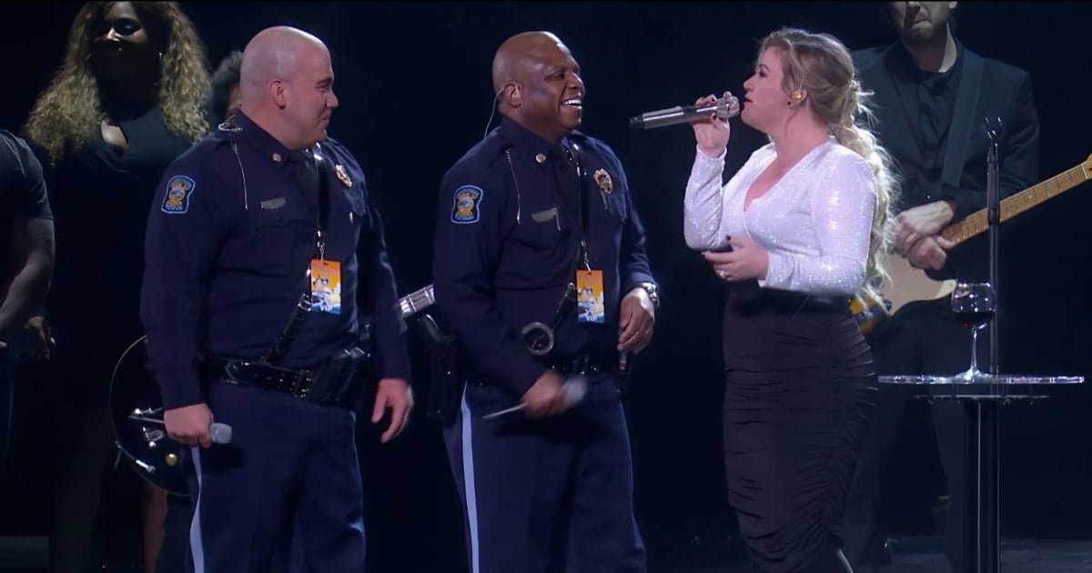 Audience Blown Away As Kansas Patrol Officers Perform “Stand By Me” With Kelly Clarkson