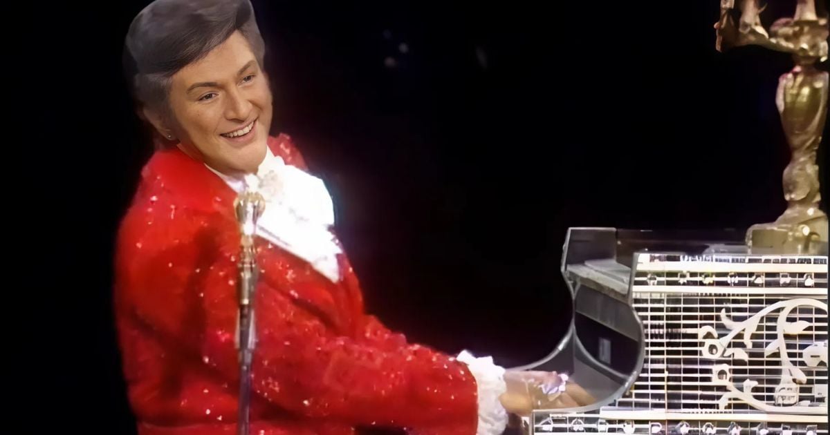 Liberace Captivates With “I’ll Be Seeing You” In 1953