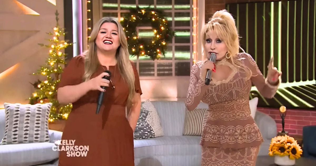 Kelly Clarkson’s Enthusiastic Stage Moment With Dolly Parton On “9 To 5”