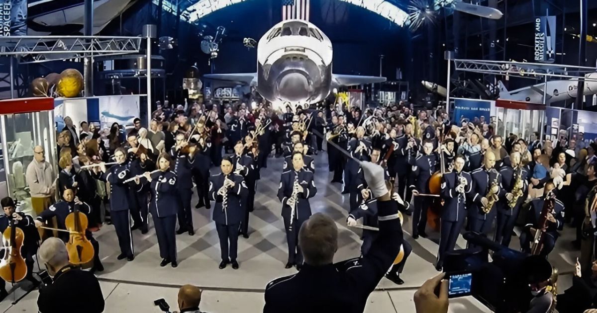 Over 100 Airmen Stuns Smithsonian Visitors With Epic Holiday Flash Mob