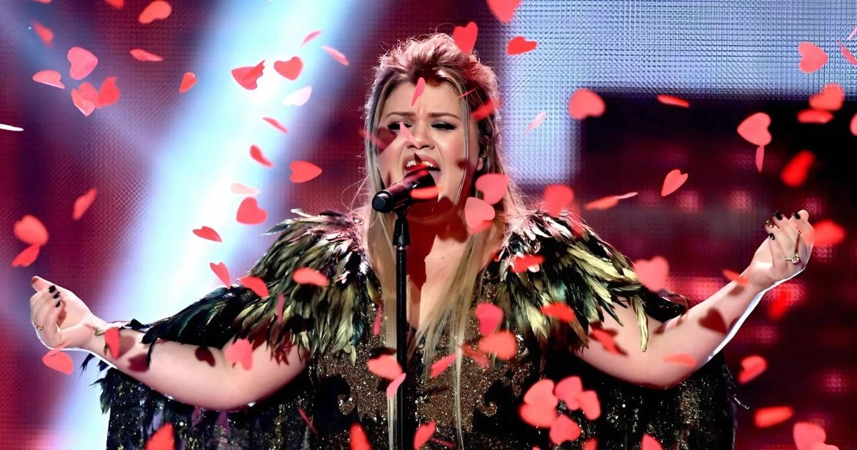 Kelly Clarkson Slays The 2017 American Music Awards With “Miss Independent” And “Love So Soft”