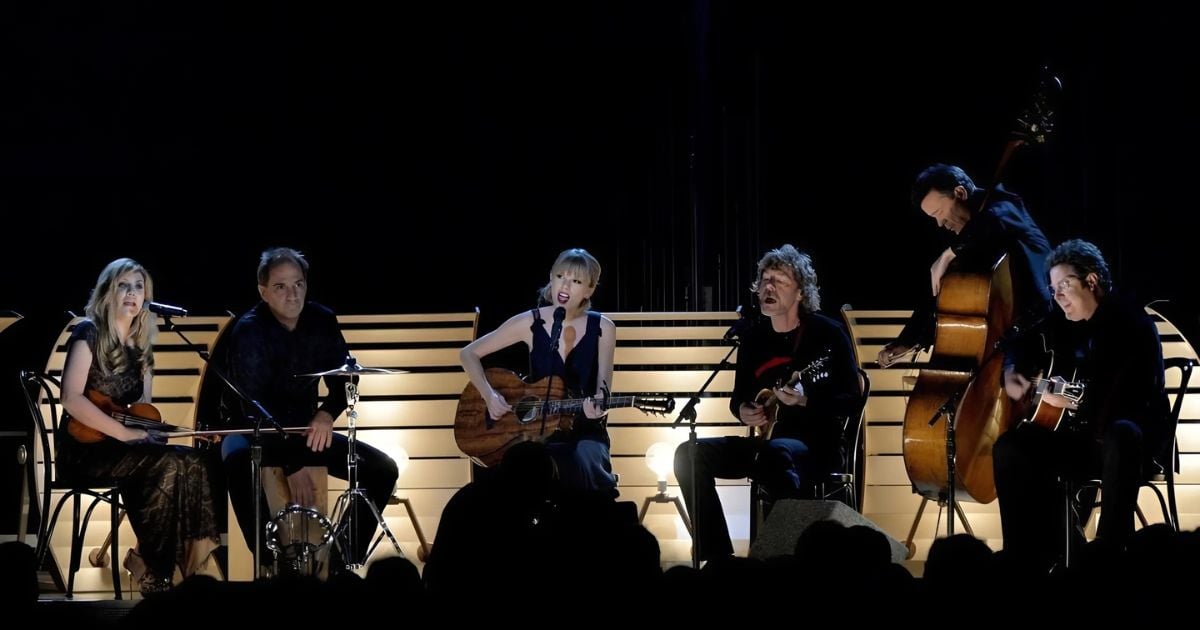 Taylor Swift, Alison Krauss And Vince Gill Performed “Red” At The 47th Annual CMA Awards