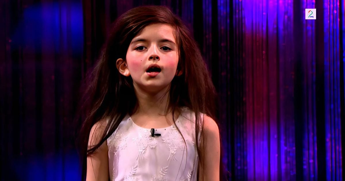 Seven-Year-Old Angelina Jordan Amazes With Soulful “Fly Me To The Moon” Performance