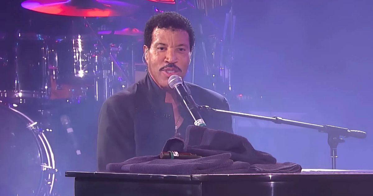 Lionel Richie’s Iconic Voice Shines In A Mesmerizing “Stuck On You” Performance