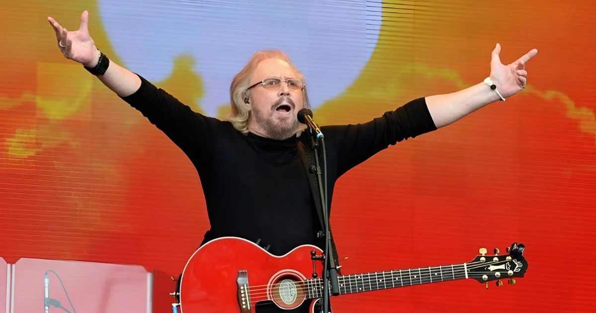 Barry Gibb Wows Fans With Legendary “Stayin’ Alive” Performance